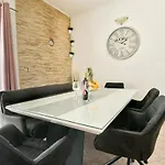 Oasis Of Peace With Jacuzzi Daire Kaštel Stari