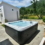 Daire Oasis Of Peace With Jacuzzi Kaštel Stari