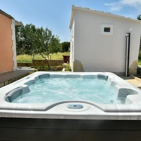Oasis Of Peace With Jacuzzi *